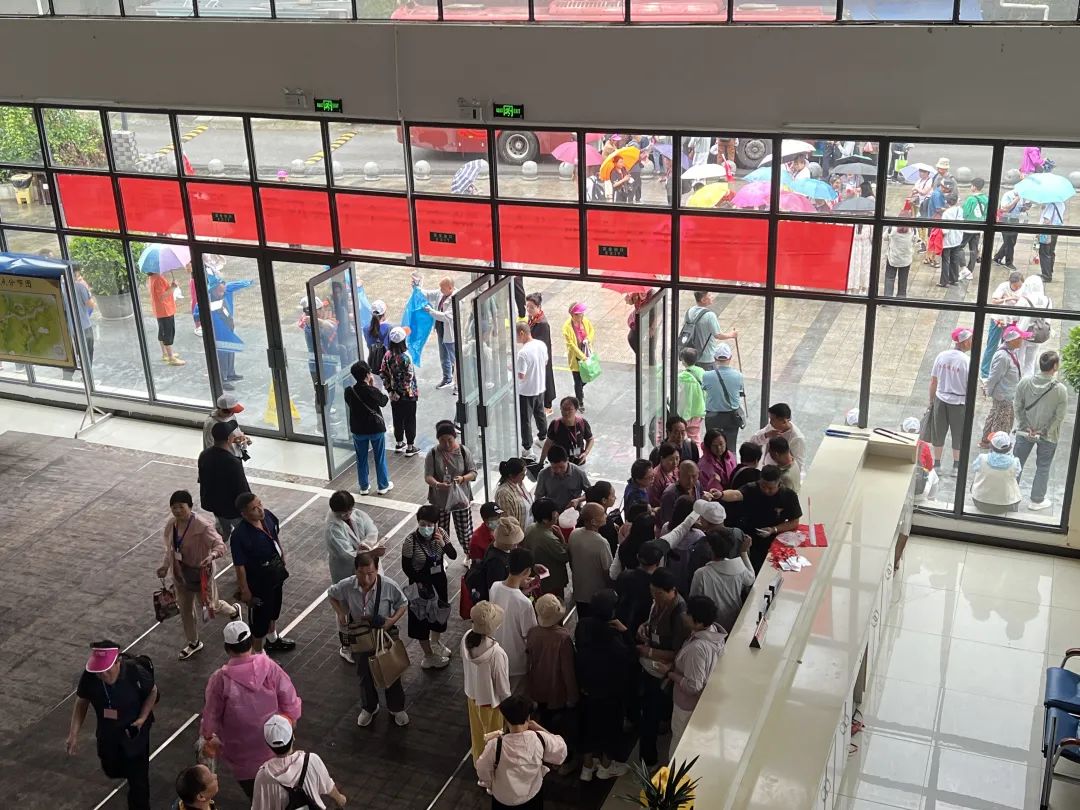 恩施红花峰林景区迎来第二批万人专列团