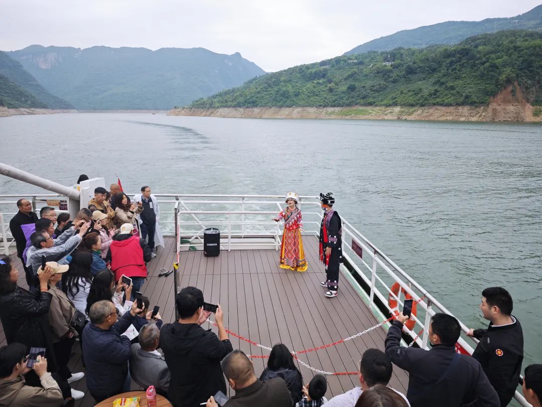 五一第二天，恩施大清江迎客流高峰