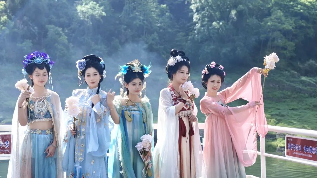 人潮涌动映碧水，安心服务暖人心