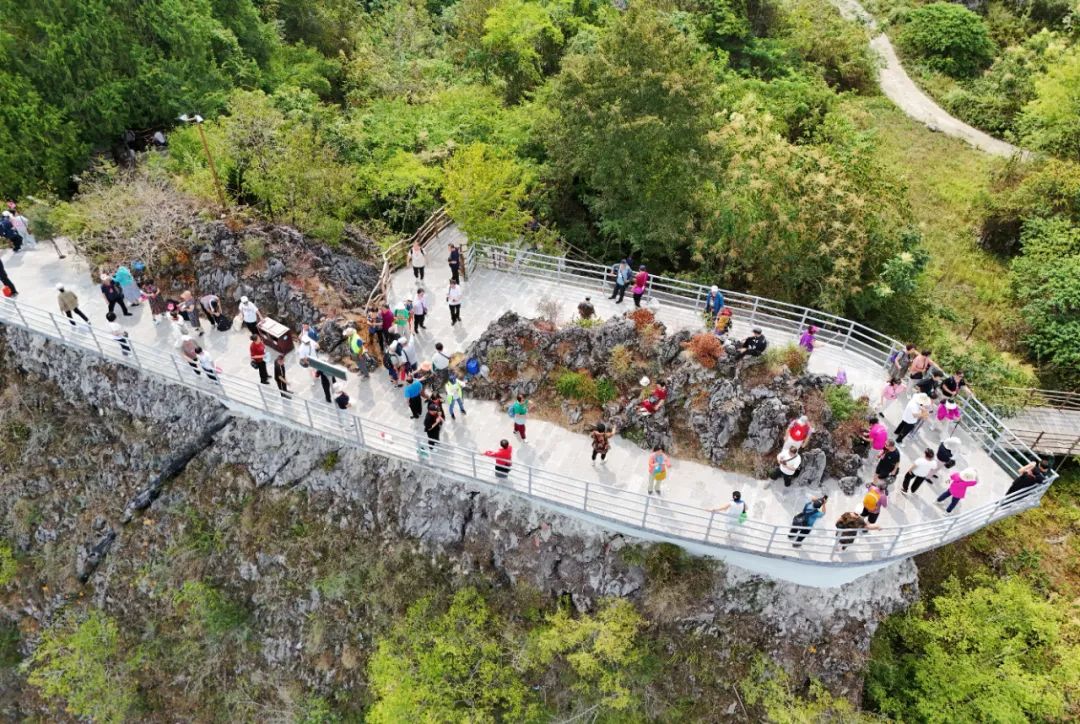 辽宁省千人旅游专列走进恩施大清江红花峰林景区