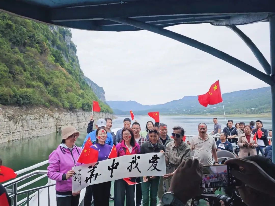 国庆小长假第一天，跟着书法老师“墨韵清江，礼赞祖国”