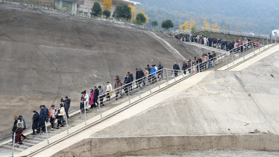 淡季逆袭！千人大团涌入恩施大清江景区共铸非凡活力篇章