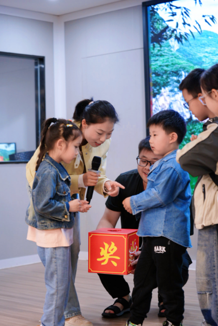 零食大礼包花落谁家？快来围观六一抽奖high现场！