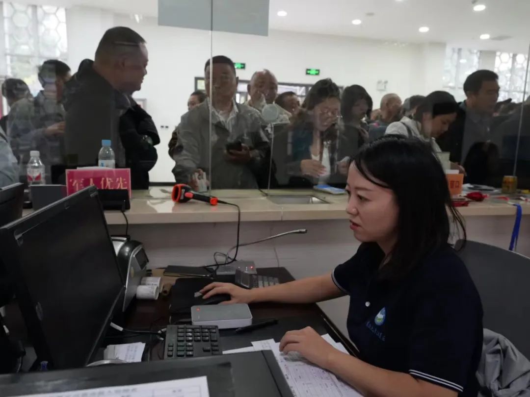 国庆假期第三天，恩施大清江精彩纷呈，人气持续升温！