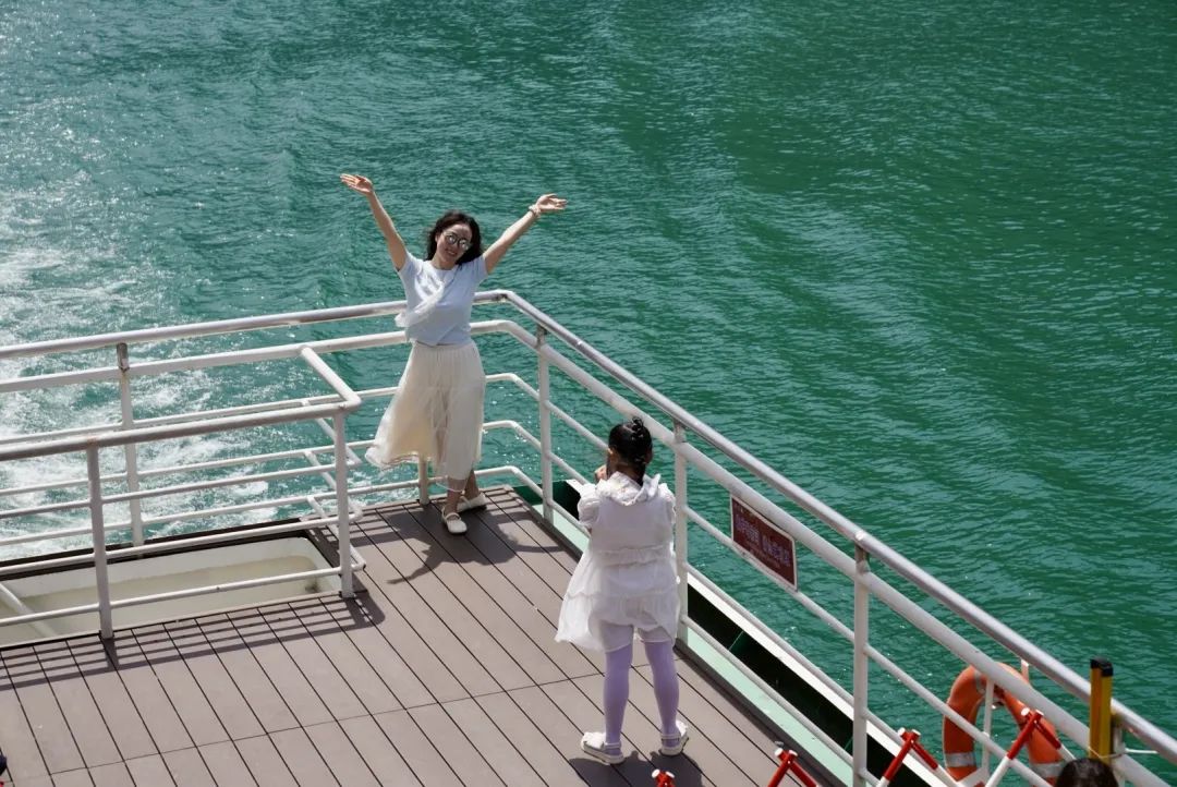 「古韵山水间，游船焕新颜」大清江五一古装秀精彩纷呈，千名游客共赴国风盛宴！