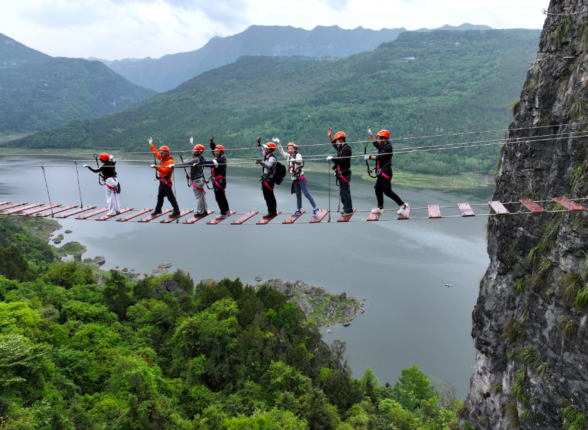 88个赞免费获取价值1200元飞拉达攀岩及水上狂欢套餐！